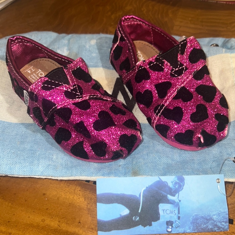 Toms 💗Infant Shoe. Pink glitter with black heart detail.